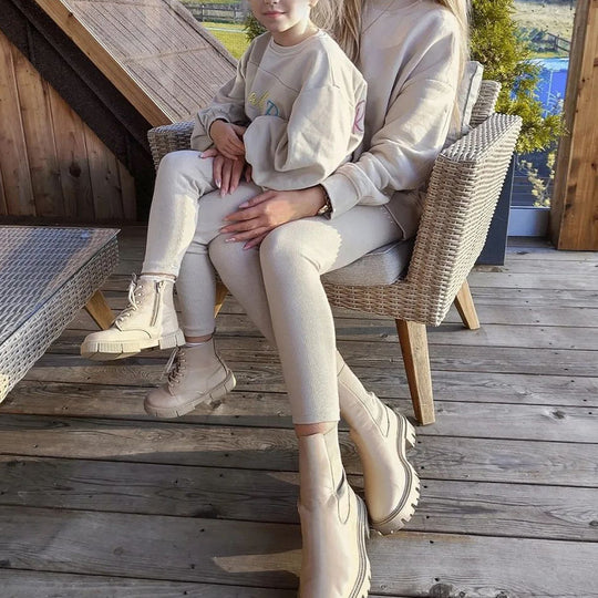 Long-sleeved women's coat with a warm and fashionable lapel design.