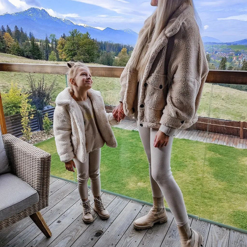 Long-sleeved women's coat with a warm and fashionable lapel design.